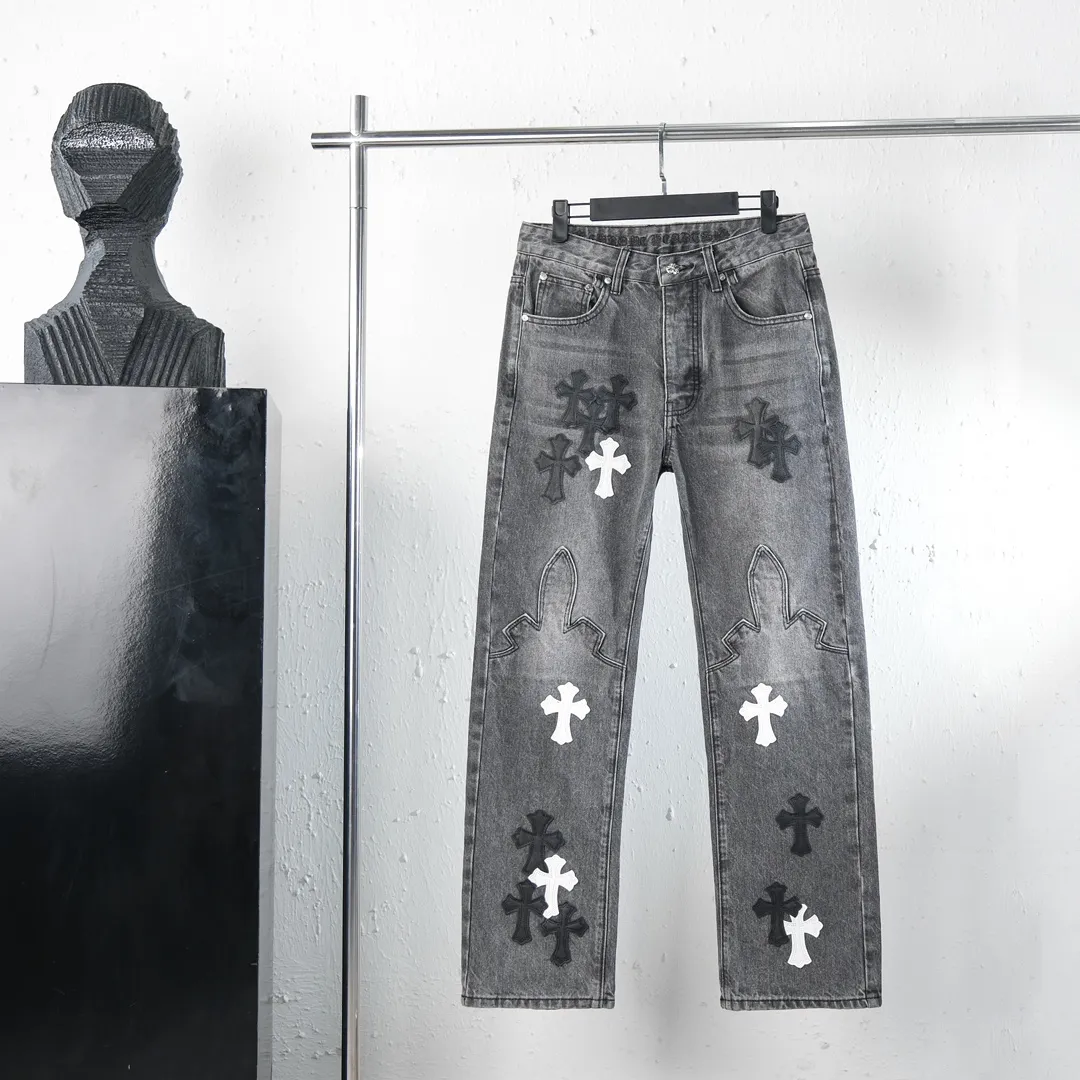 P310 (top version) Chrome hearts new city-limited flame gray jeans Chrome hearts city-limited jeans Hardware customization Original development vintage levis American-made 501 black and gray base version Levi's American-made 501 base version Imported sheepskin 925 silver remake [Top heavy industry fashion design] Consistently high-street luxury style. Speaking of this style, the Zangyin family and GU family are definitely the leading representative brands. Especially the Zangyin family has really achieved a state-of-the-art effect in creating high-street style. The unique washed material is used to create this style. The color system is already quite eye-catching. After it is decorated with patchwork cross flowers, it cleverly highlights the charm of the brand. Secondly, this style uses classic The high-waist cutting design highlights the long legs and fashionable temperament of the upper body. The brand is highly recognizable and the slim fit configuration is more suitable for daily wear. It is a product that interprets personality, fashion, and specifications at a glance. This single product is enough to make any fan excited. It can be a white T-shirt for a youthful college style, or a tight suspender for a royal style. It has strong matching ability and can be easily controlled by men.  [Materials and craftsmanship] Needless to say, this point goes without saying. As an excellent craftsman brand, Zangyin’s requirements for details and craftsmanship are really perfect. The washed color of this model has gone through so many processes, not to mention the embellishment of denim appliques. It is also purely hand-made and sewn. Just like what they believe in, only hand-made things have soul and have the meaning of wear. A top-notch heavy-duty fashionable denim item, I look forward to your perfect interpretation! !  Color: washed gray Size: S M L XL